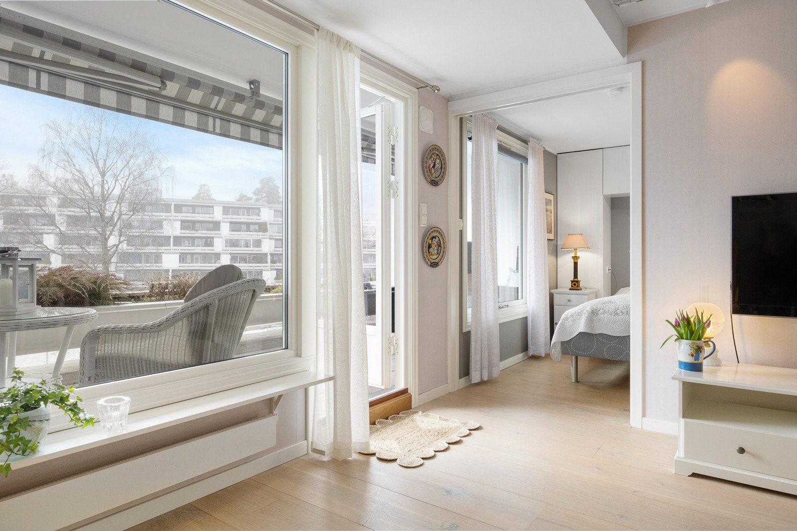 Stue med skyvedør til soverom Galleribilde