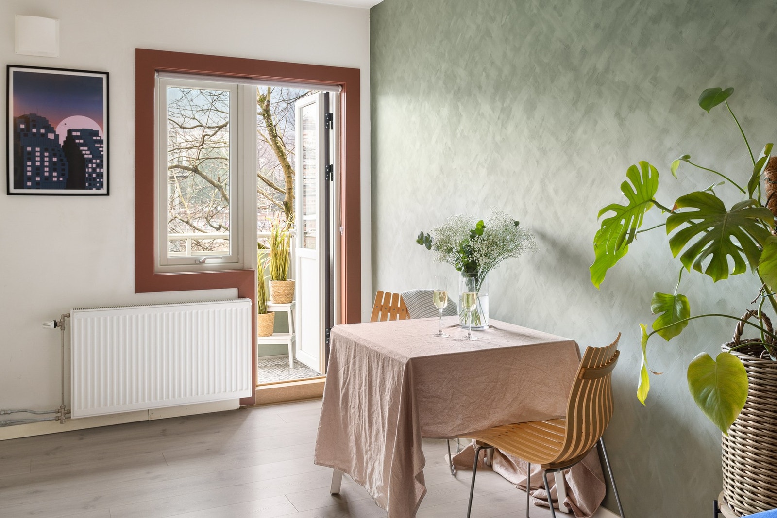 Leiligheten har naturlige soner for møblering. Galleribilde