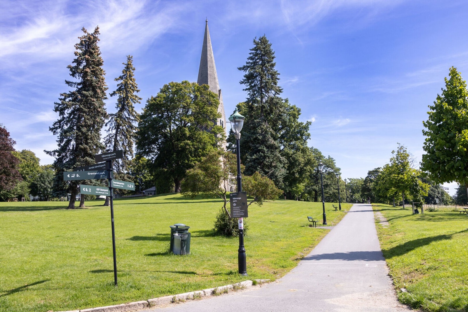 Vålerengaparken er ikke langt unna boligen og er et flott sted å nyte solen på sommerstid. Galleribilde