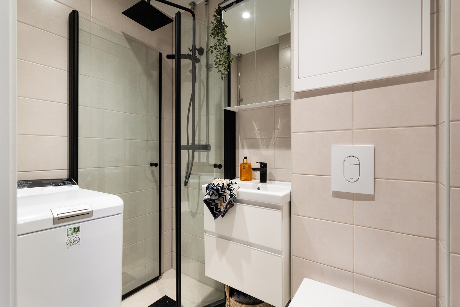 Pent og funksjonelt baderom, totalrenovert i regi av sameiet i 2022. Badet har flislagt gulv med gulvvarme. Galleribilde