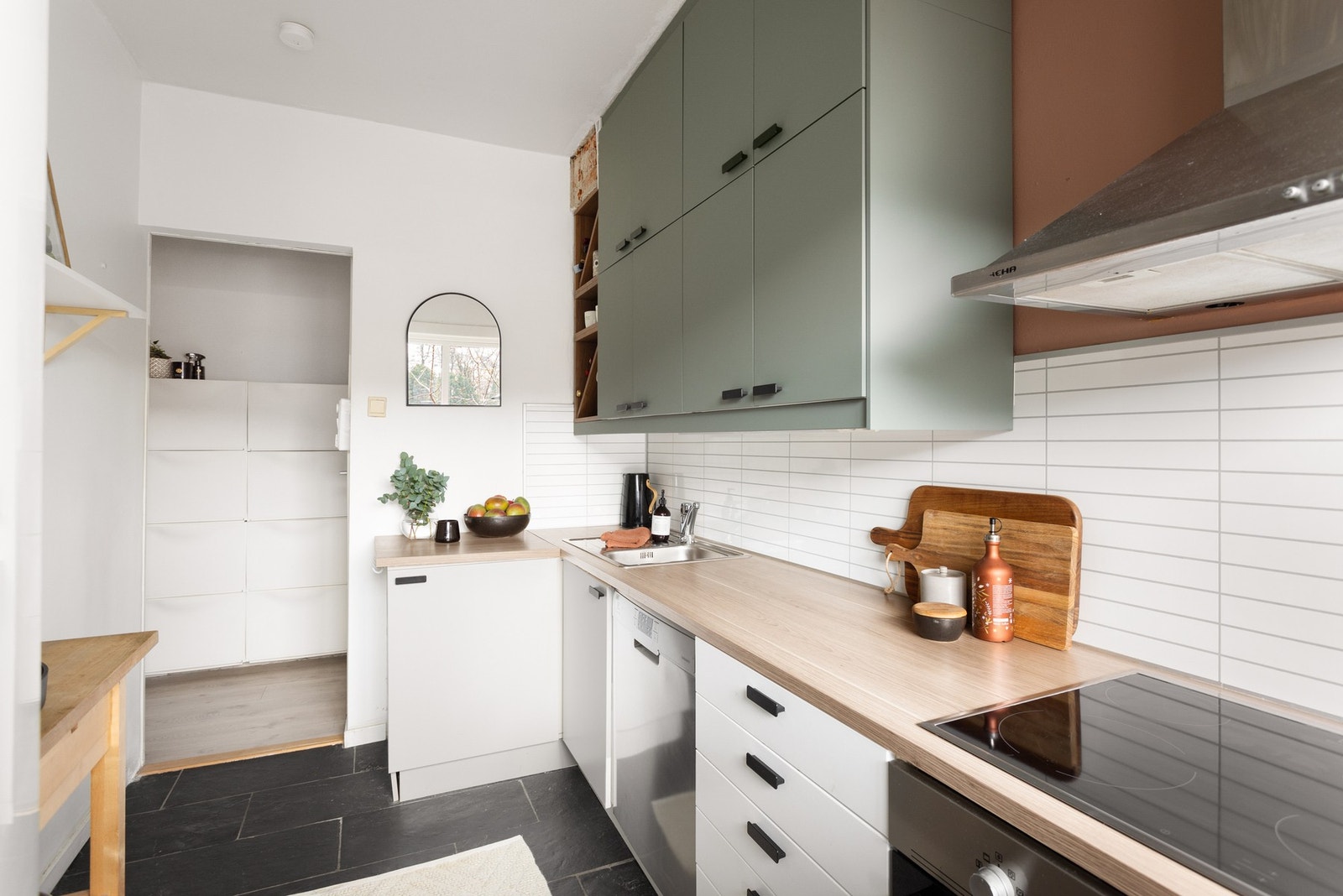 Her har du god skap og benkeplass til å kunne boltre deg på kjøkkenet! Galleribilde