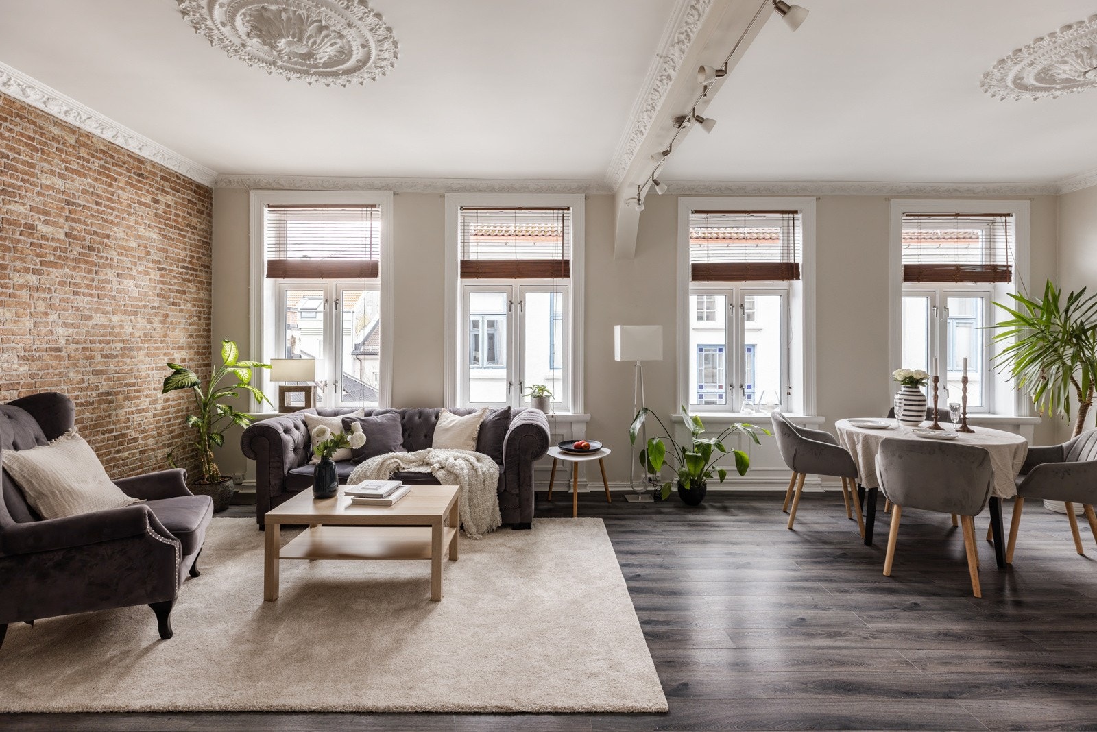 I stuen får man en nydelig kombinasjon av klassiske elementer og dagens krav til standard. Galleribilde