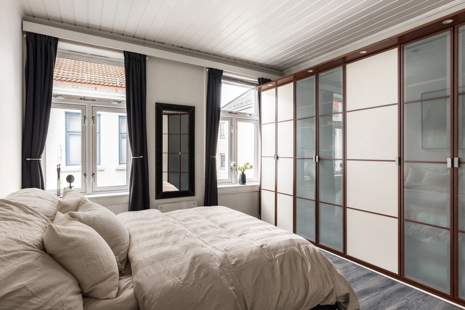 Den romslige garderobeløsningen i hovedsoverommet følger boligen. Galleribilde