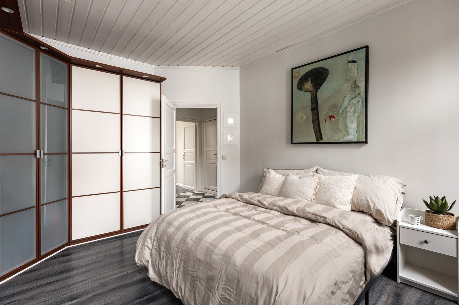 Hovedsoverommet har god plass til dobbeltseng og ulikt soveromsmøblement. Galleribilde