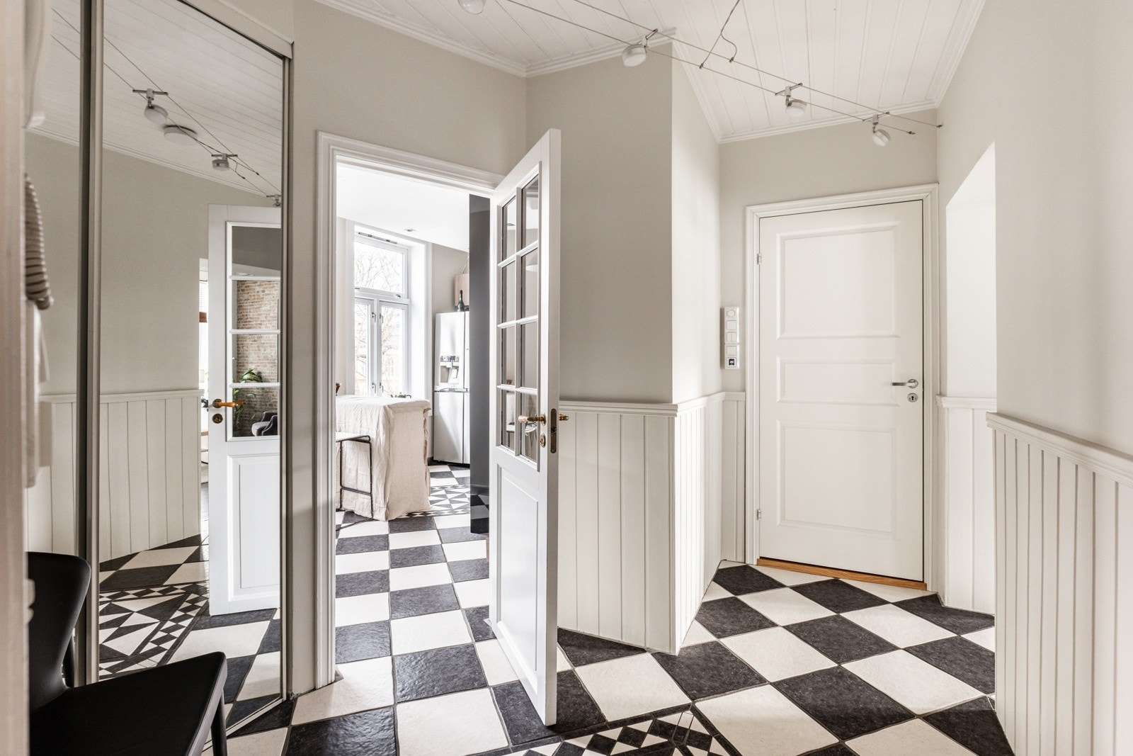 Selger har lagt fliser på kjøkkenet og i begge gangene. Galleribilde