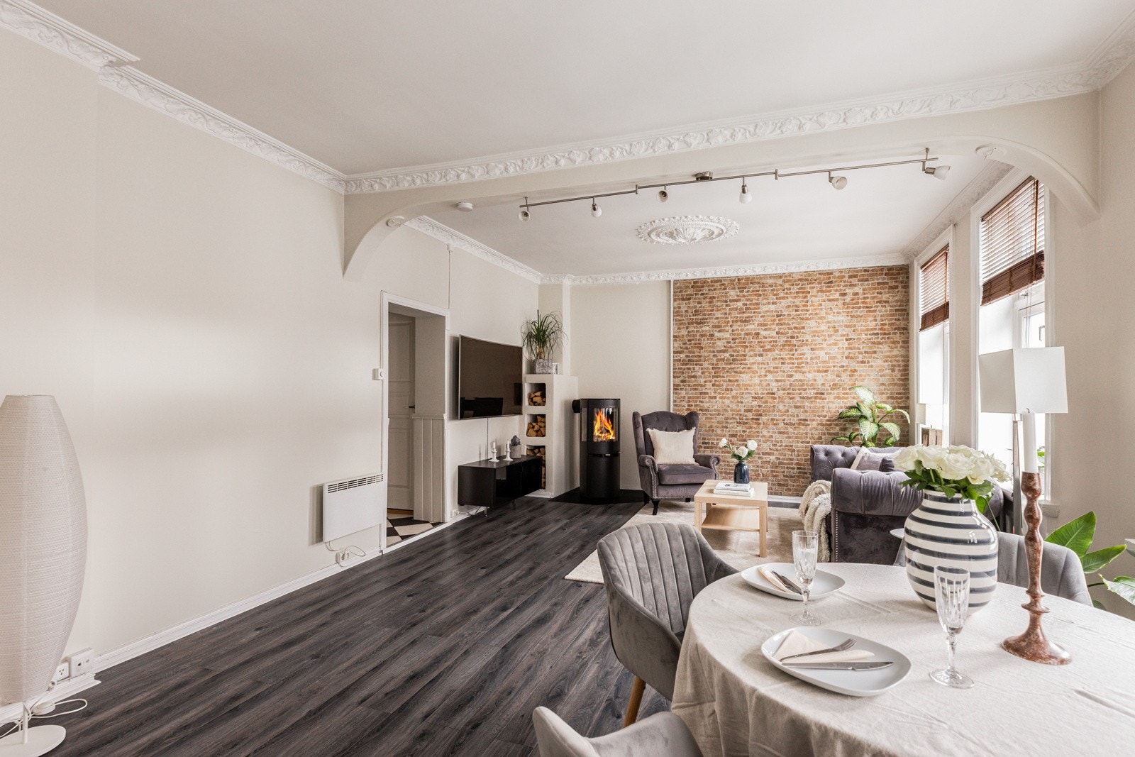 Det er generøs takhøyde i boligen. Galleribilde