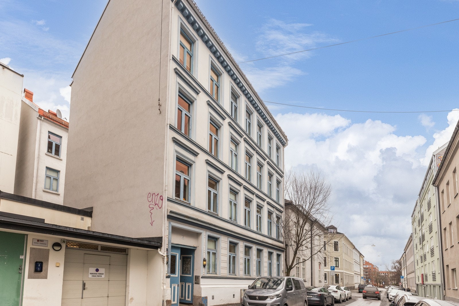 Her bor man helt avskjermet og samtidig meget sentralt med alt av servicetilbud rett utenfor døren. Galleribilde