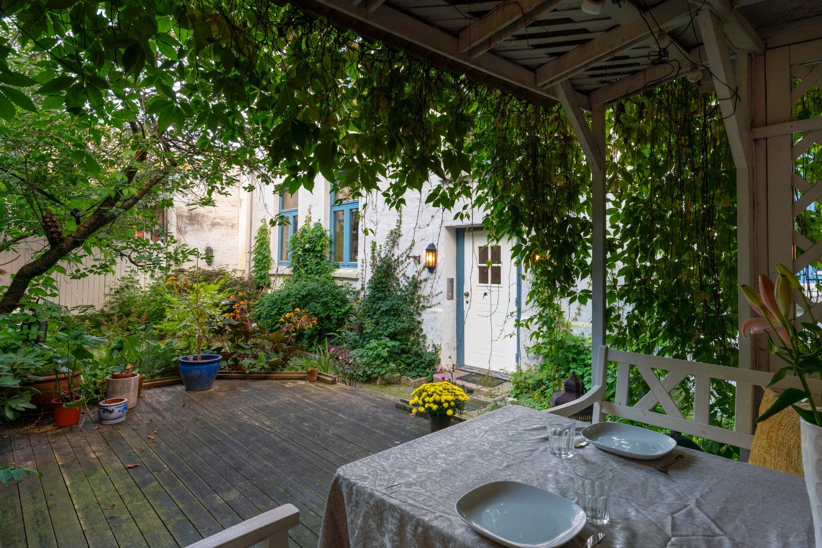 Fellesarealene er skjermet, samtidig som det er kort vei til et yrende byliv. Galleribilde