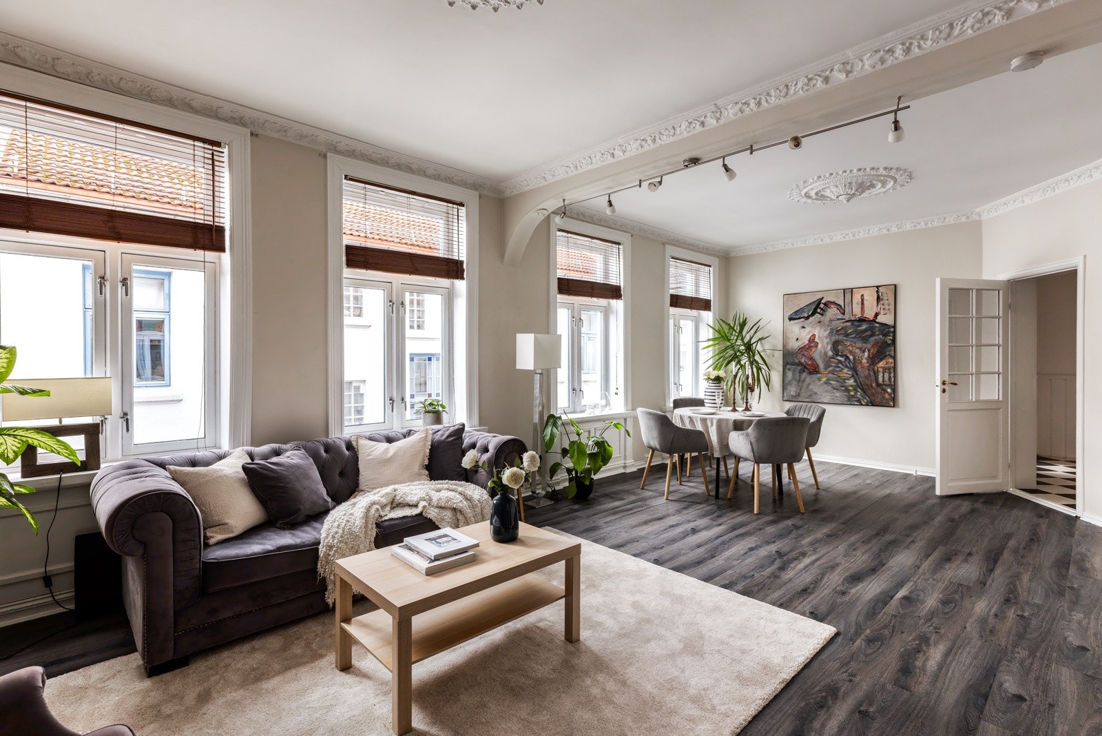 Stuen har store vindusflater som slipper inn rikelig med naturlig dagslys. Galleribilde