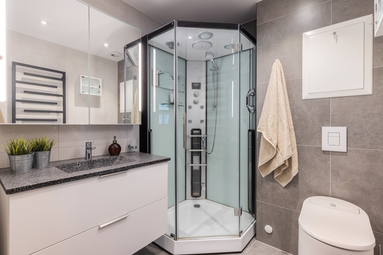 Det er to bad i boligen. Dette badet ble renovert i 2022. Galleribilde