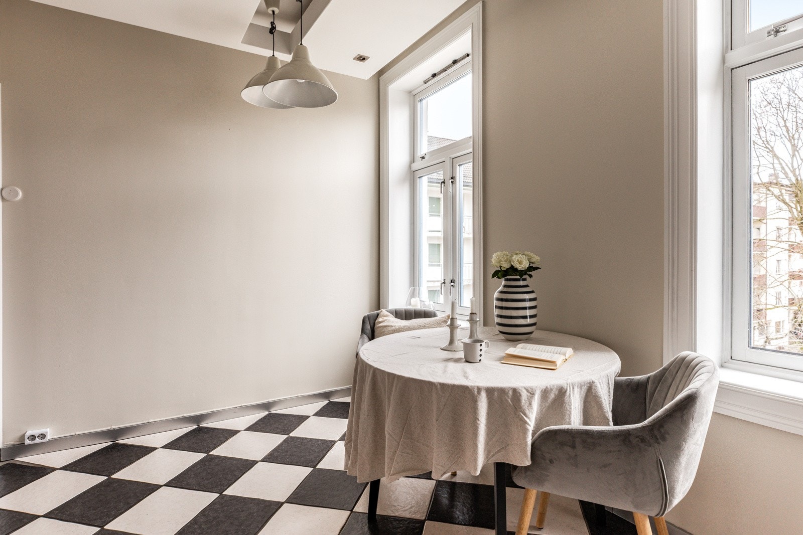 Det er plass til spisebord på kjøkkenet. Galleribilde