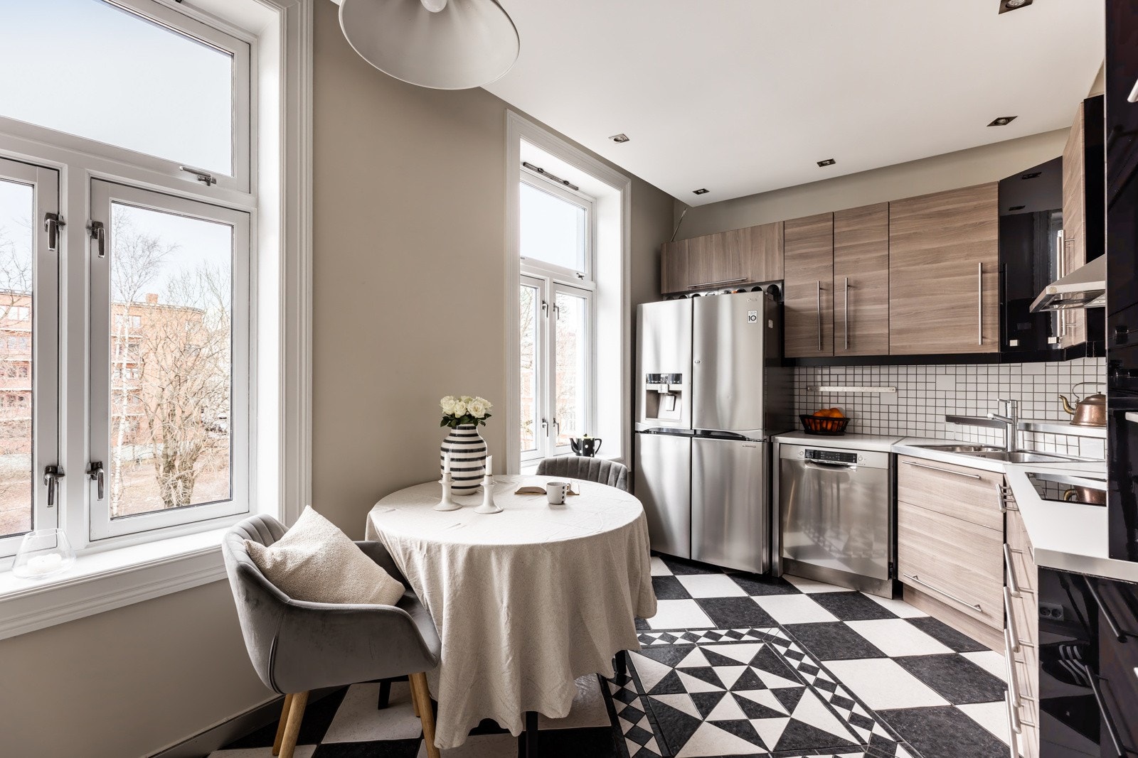 Kjøkkenet har god arbeidsplass. Gulvet er flislagt. Galleribilde