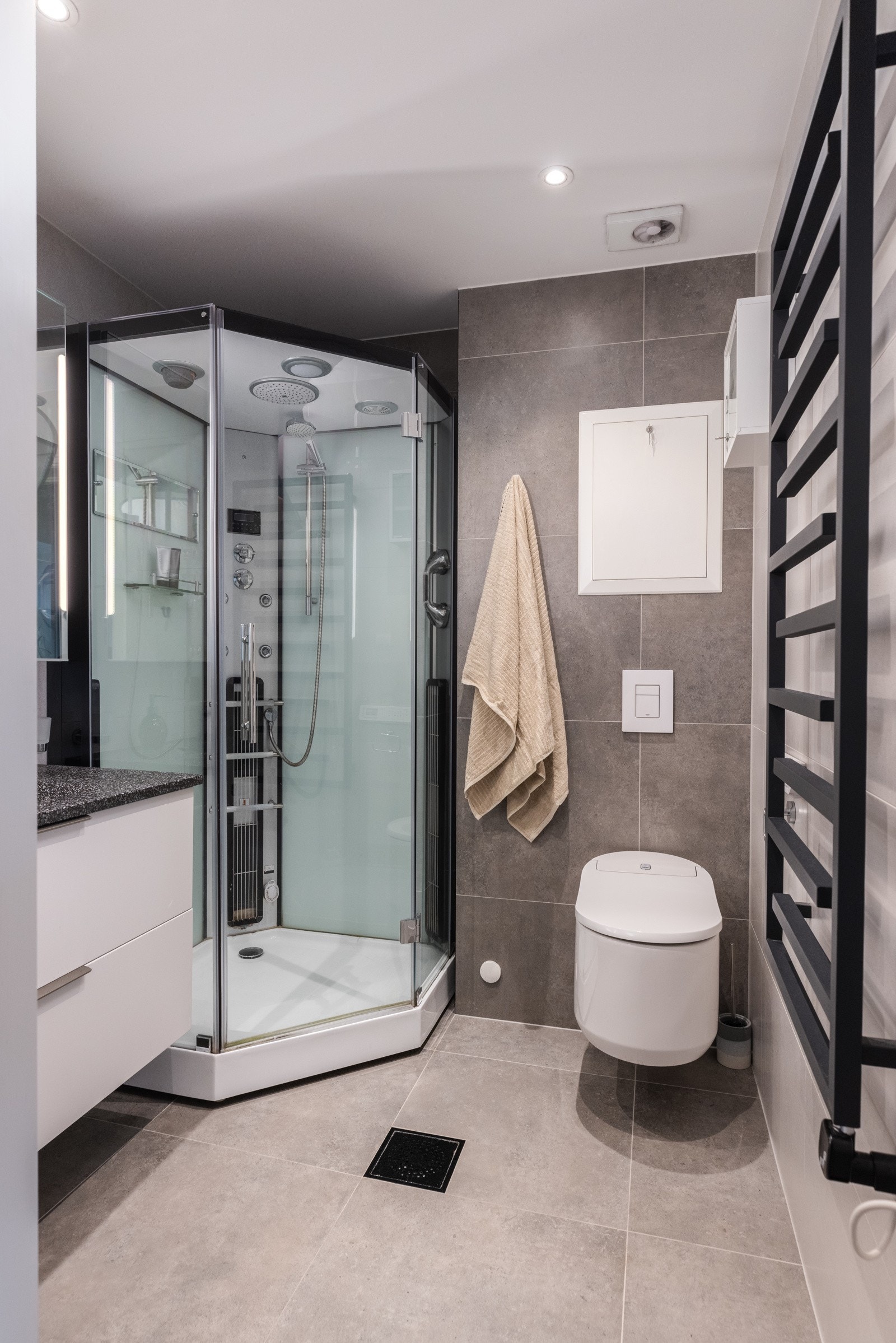 Installert infrarød saunadusj og Geberit Aquaclean toalett på det største badet. Galleribilde