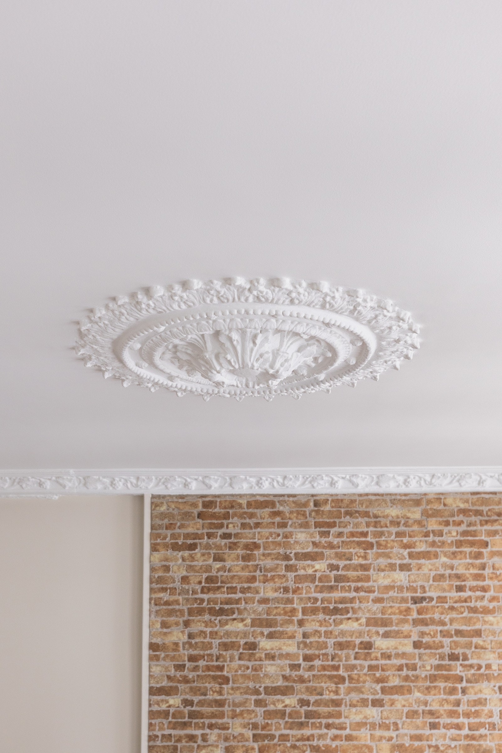 Det er rosett og stukkatur i taket. Galleribilde