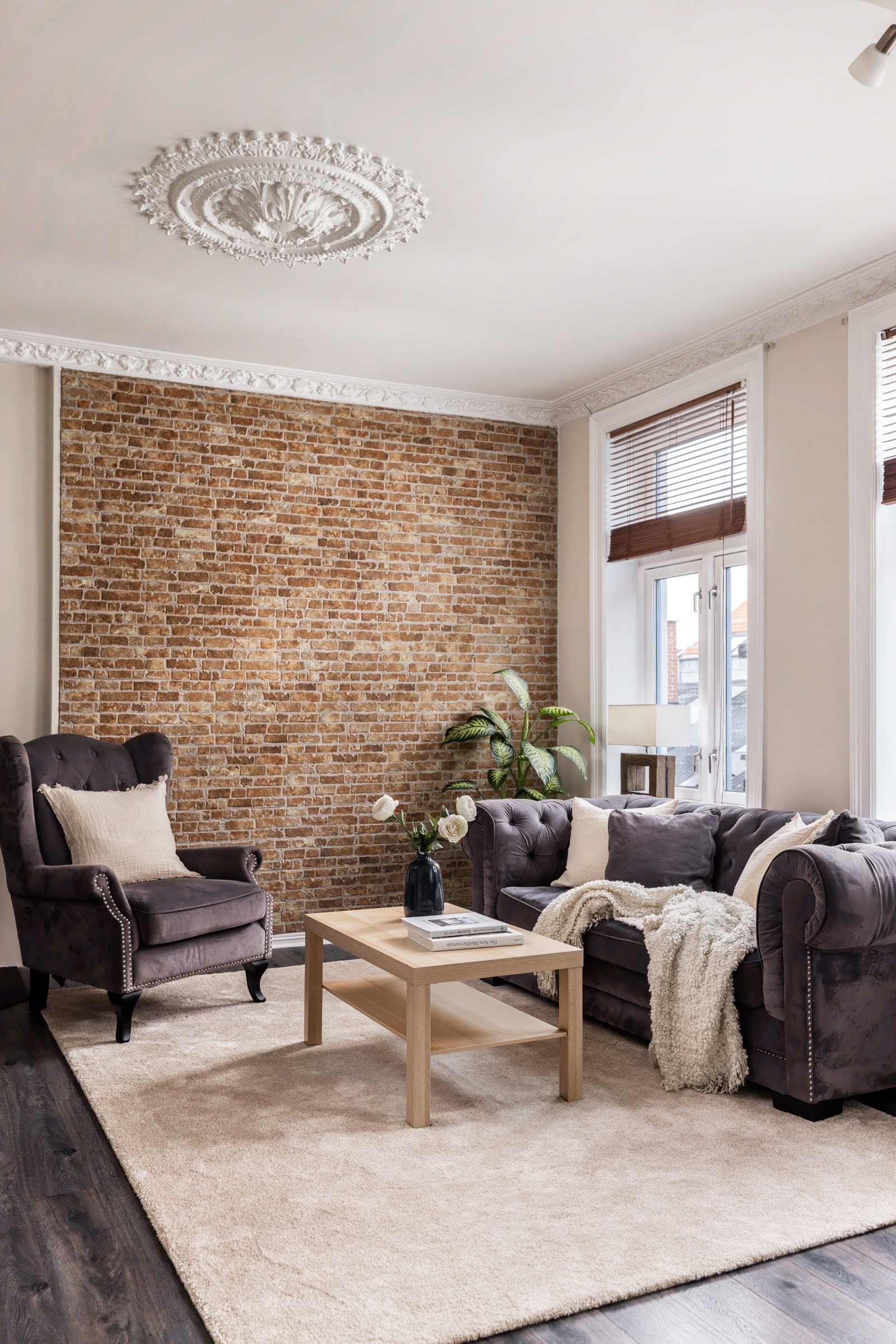 I stuen er det en lekker kontrastvegg med fliser. Galleribilde