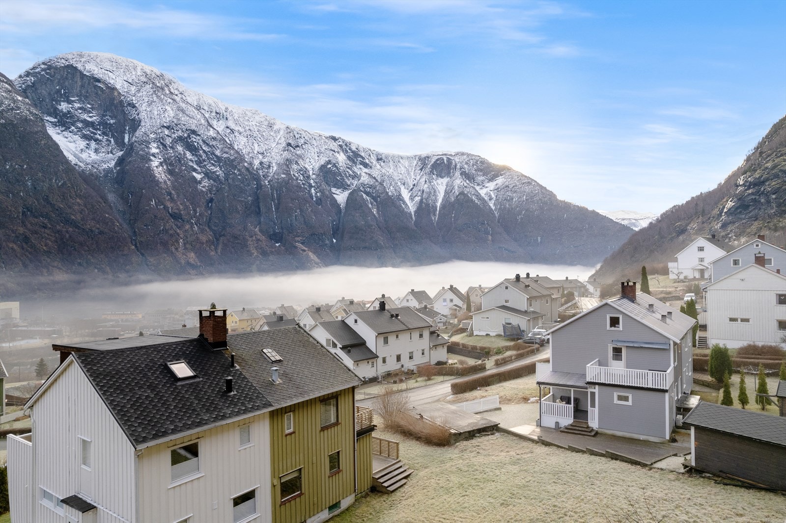 Ein flott og innhaldsrik vertikaldelt tomannsbustad med attraktiv beliggenheit på Årdalstangen. Galleribilde
