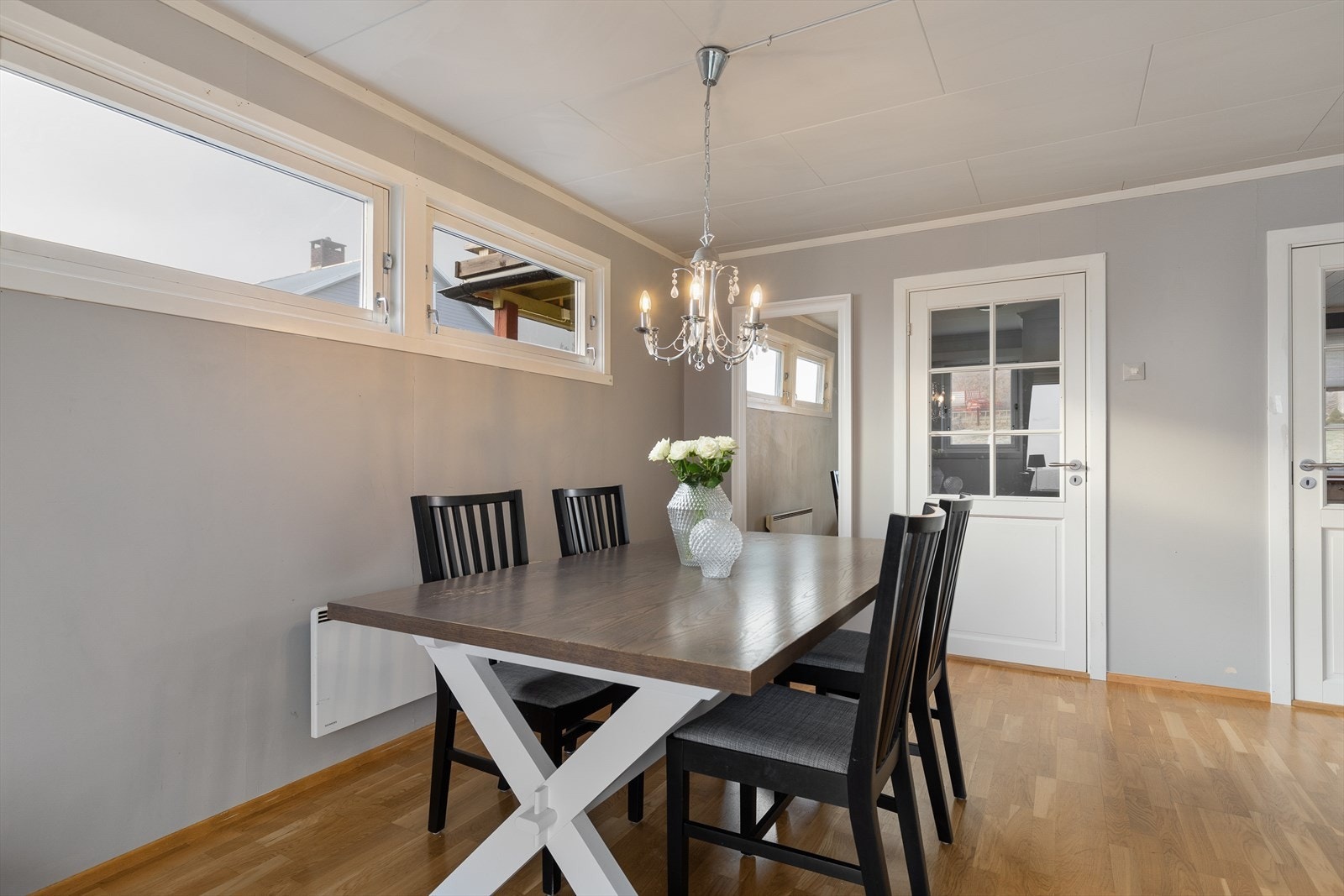 Stova er romsleg og enkel å innreie med ønska møblement. Galleribilde