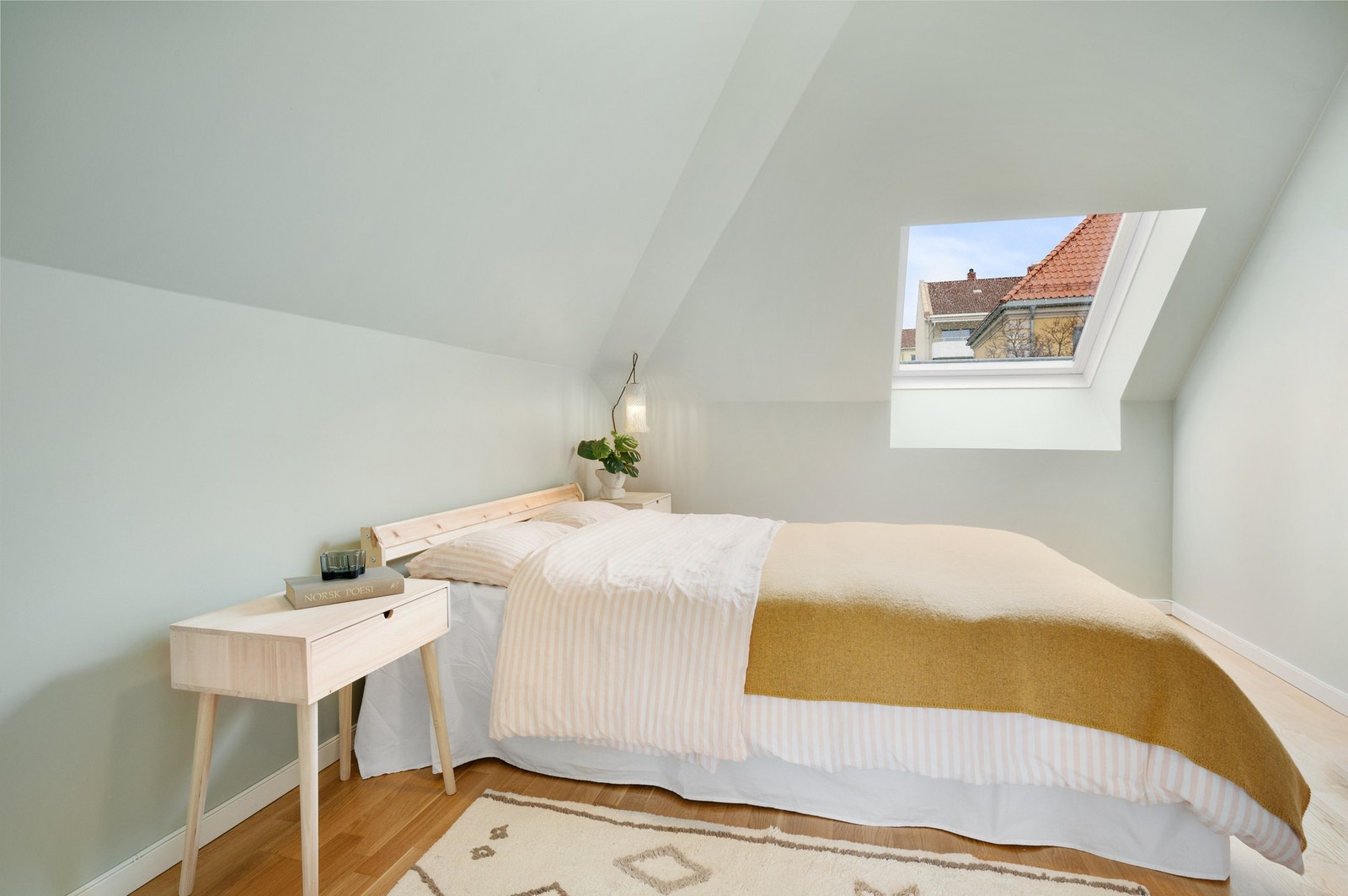 Her får du god plass til en stor seng og øvrig møblement. Galleribilde