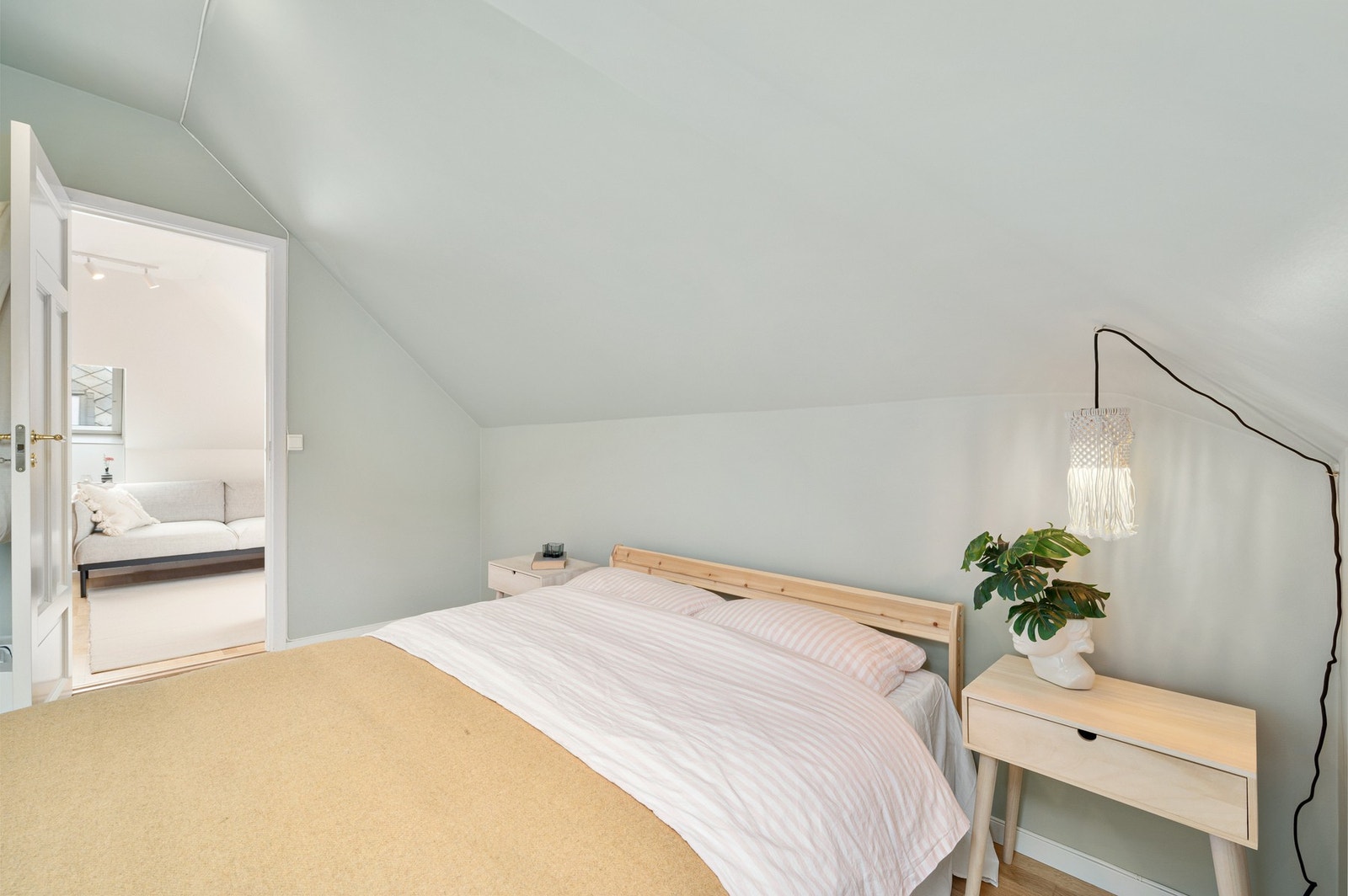 God plass til både seng og garderobeløsning. Galleribilde