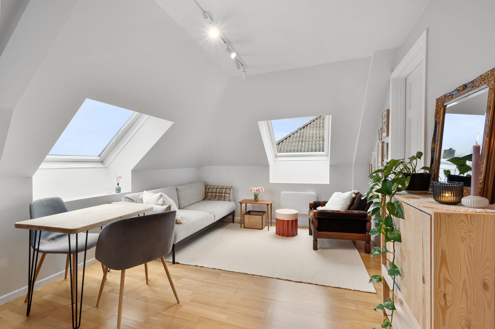 Stuen er på 12,5 kvadratmeter og har rikelig med naturlig lys fra flere vindusflater Galleribilde