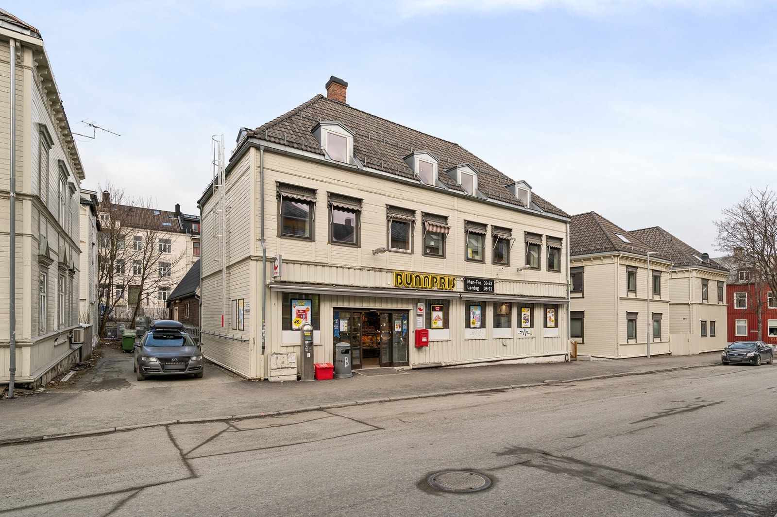 Rett over gata finner du dagligvarebutikken Bunnpris. Galleribilde