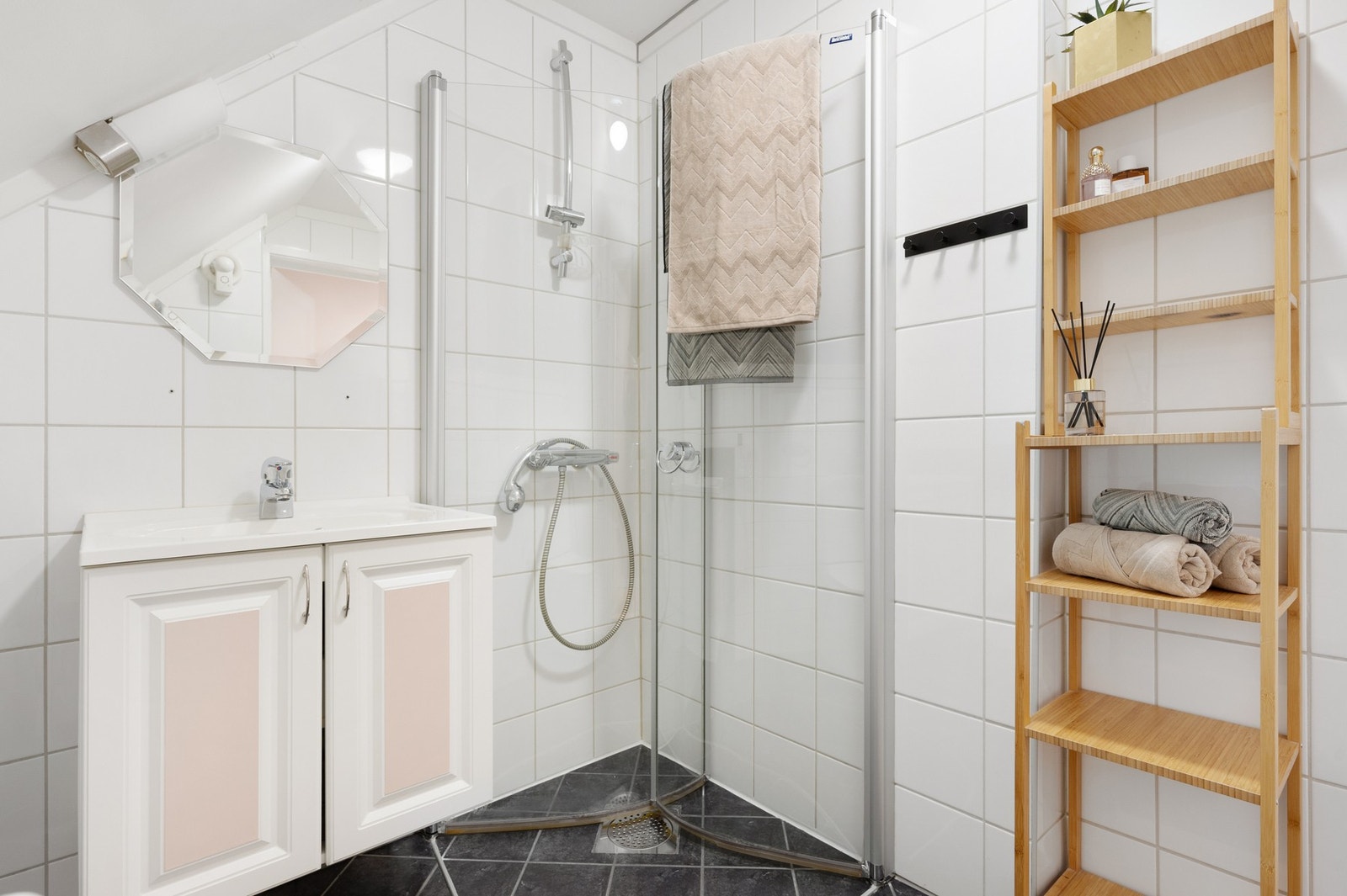 Lyst baderom med flis på gulv og vegg. Galleribilde