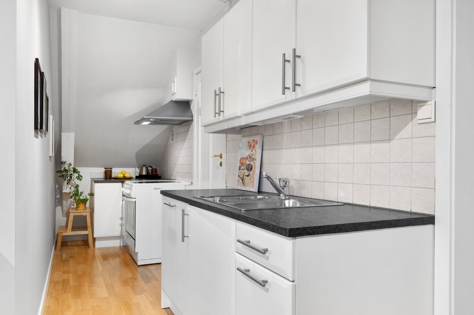 Kjøkkenet er fra 2006 og byr på integrert vaskemaskin, frittstående komfyr og vask. Galleribilde