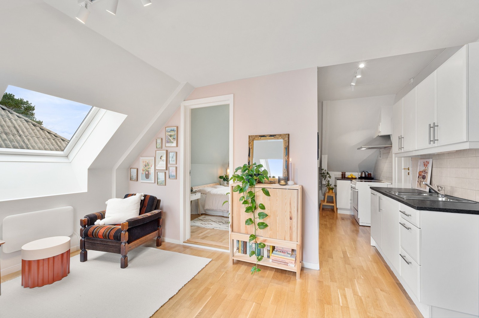 Naturlig skille mellom stue og kjøkken som gir flere soner i leiligheten. Galleribilde