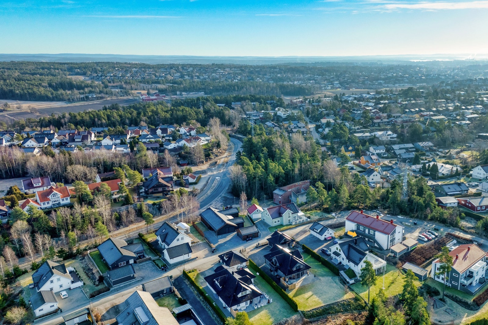 Området består av en god blanding av flotte eneboliger og rekkehus, noe som gir et variert og hyggelig bomiljø. Galleribilde