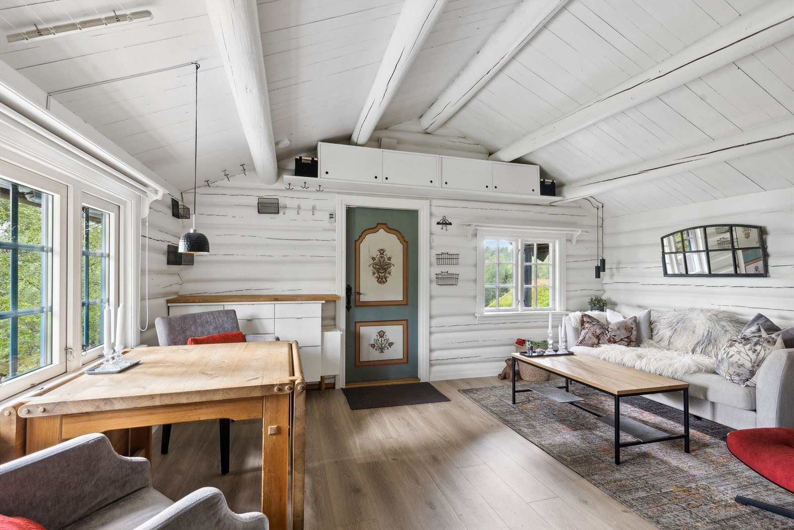 Det er plass for spisesbord i stuen. Galleribilde