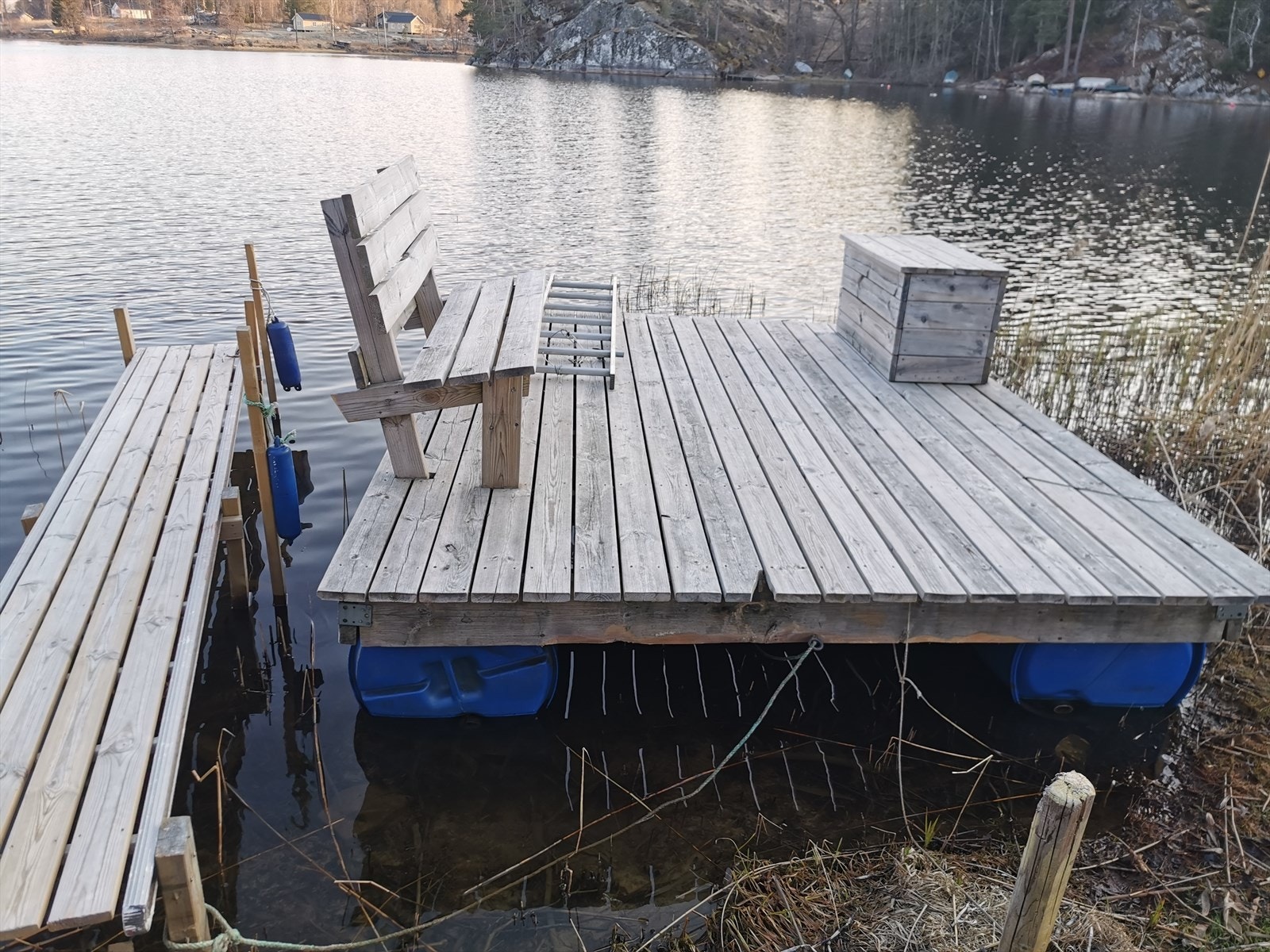 Det er cirka 150-200 meter ned til badeplass og båtplass. Selgers private bilde. Galleribilde