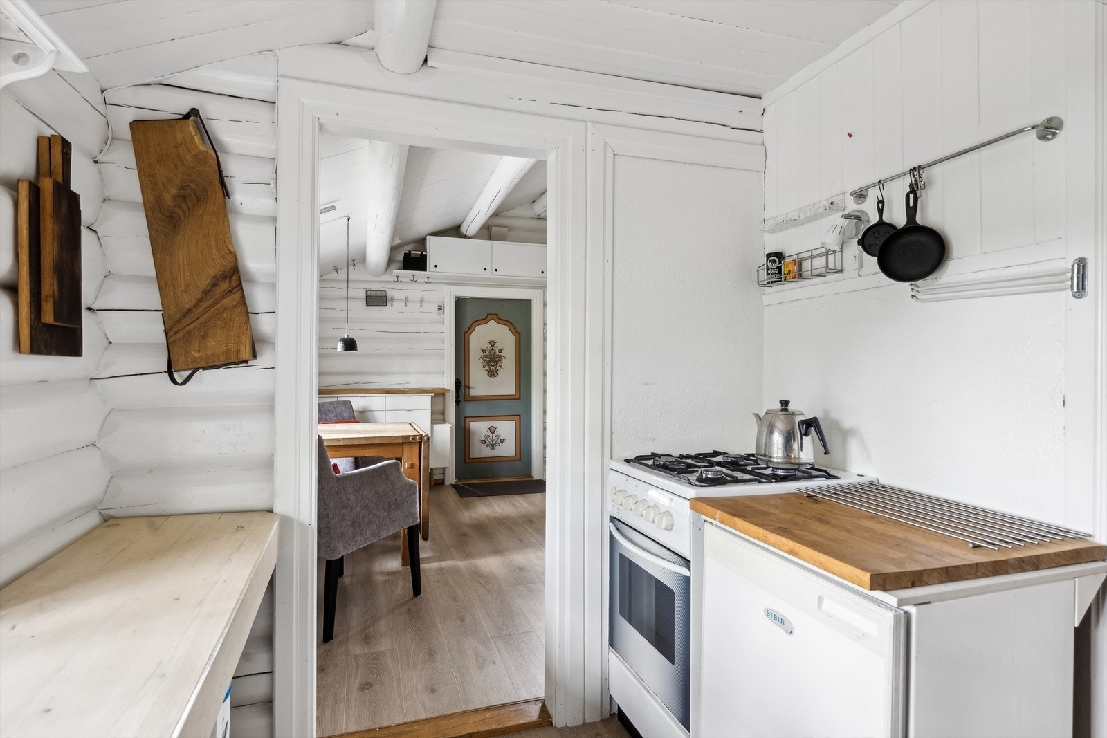 Kjøkkenet er godt nok utstyrt slik at man kan lage middag selv på regnværsdager. Galleribilde