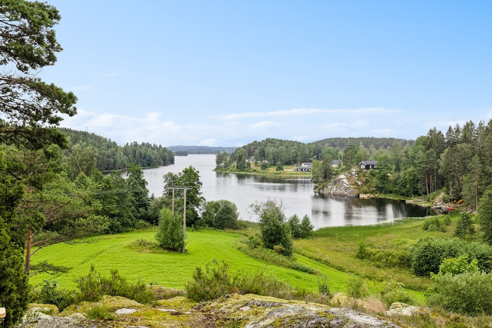 Det er tinglyst gangrett ned til Lysern hvor man har rett på båtplass, bade og fisking. Galleribilde
