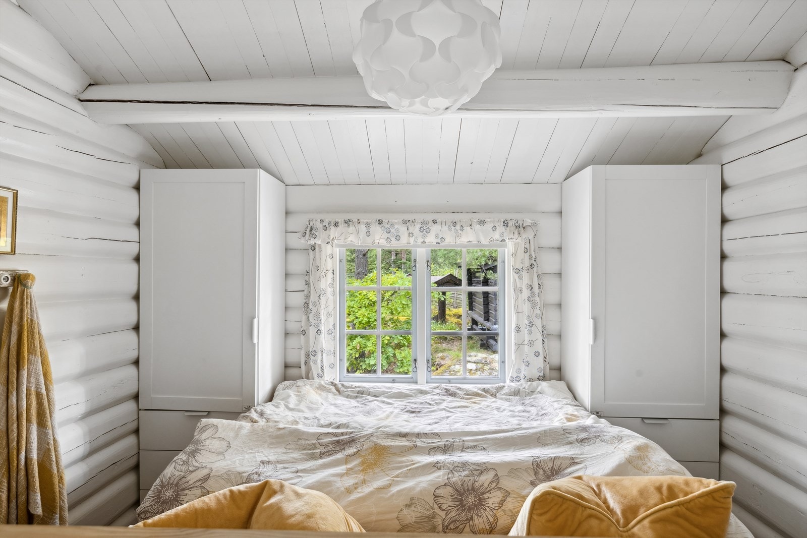 Soverommet i hovedhytta har fin størrelse, våkn opp med utsikt og til lyden av fuglekvitter. ( tidligere var rommet innredet med to køyesenger for maksimal utnyttelse). Galleribilde