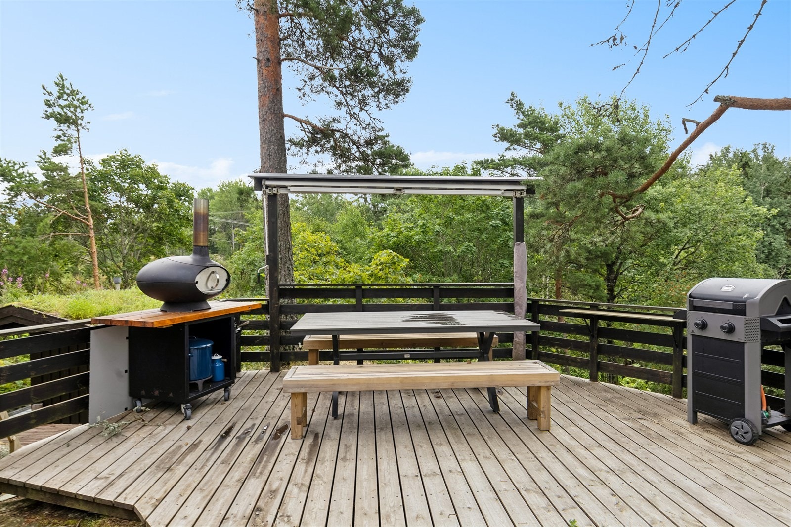 Trivelig og usjenert terrasseplatting. Det er montert markise slik at man kan skjerme seg hvis det skulle bli for varmt. Galleribilde