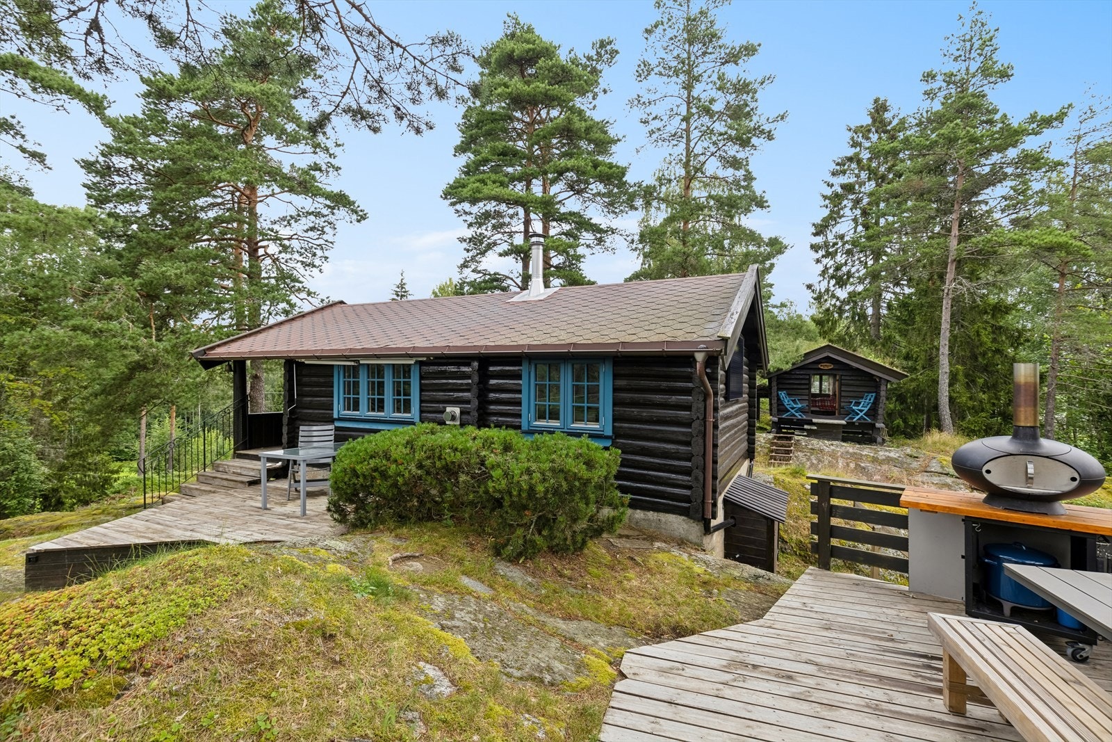 Eiendommen er flott opparbeidet med terrasseplattinger og gangbaner. Galleribilde