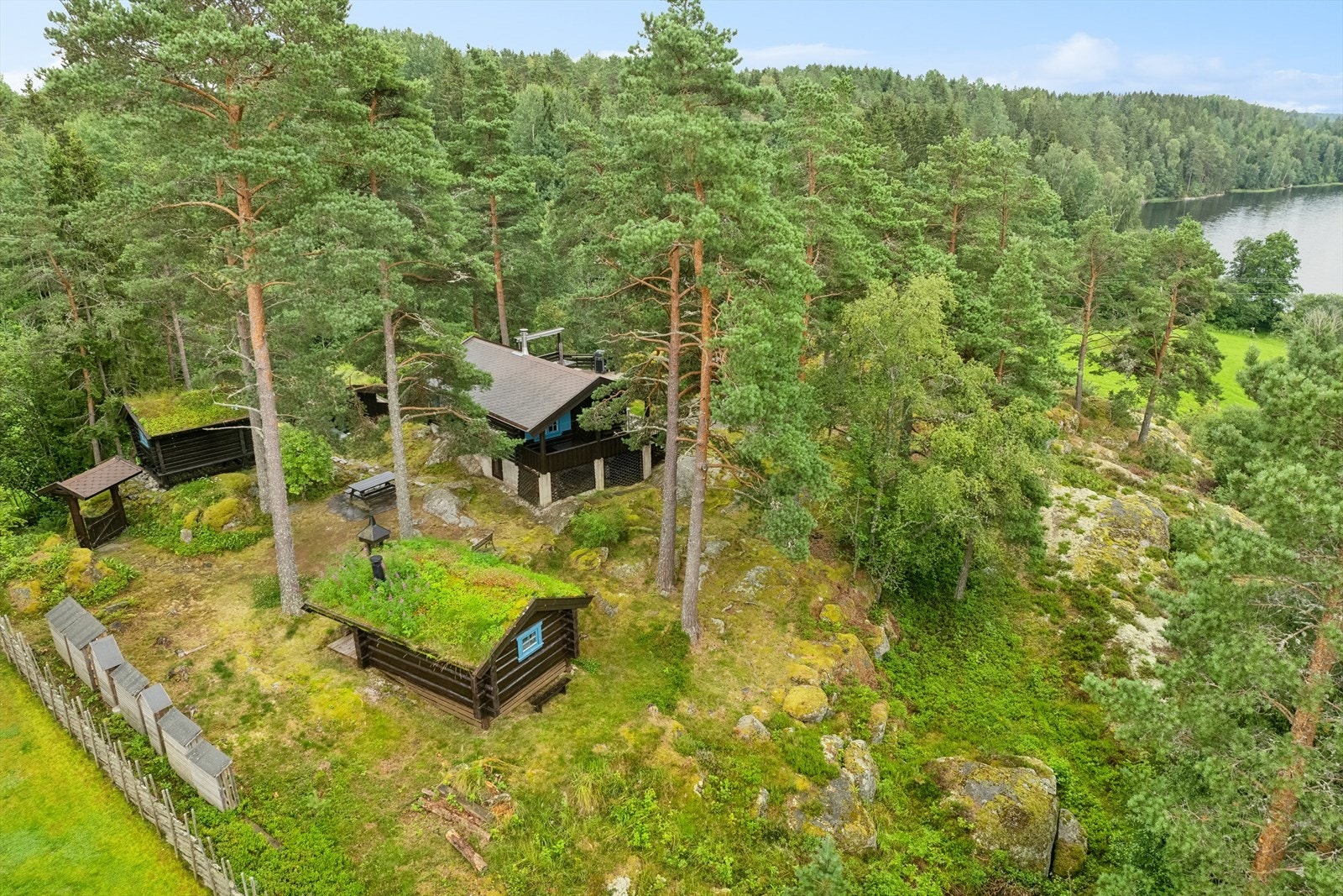 Idylliske hyttetunet på "Knausen" med flott utsikt over Lysern og sol hele dagen! Galleribilde