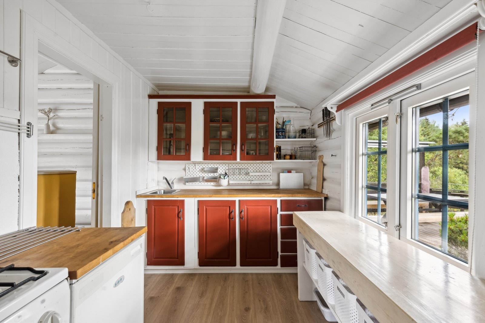 Kjøkkenet er praktisk og har godt med skap - og benkeplass. Det er "dagtank" for vannet. Komfyr og kjøleskap på gass. Galleribilde