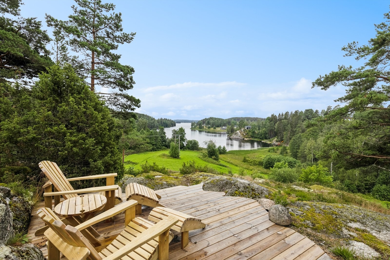 Fra eiendommen er det herlig utsikt over Lysern og her ytterst på knausen er det perfekte stedet for å nyte de siste timene med kveldssol. Galleribilde