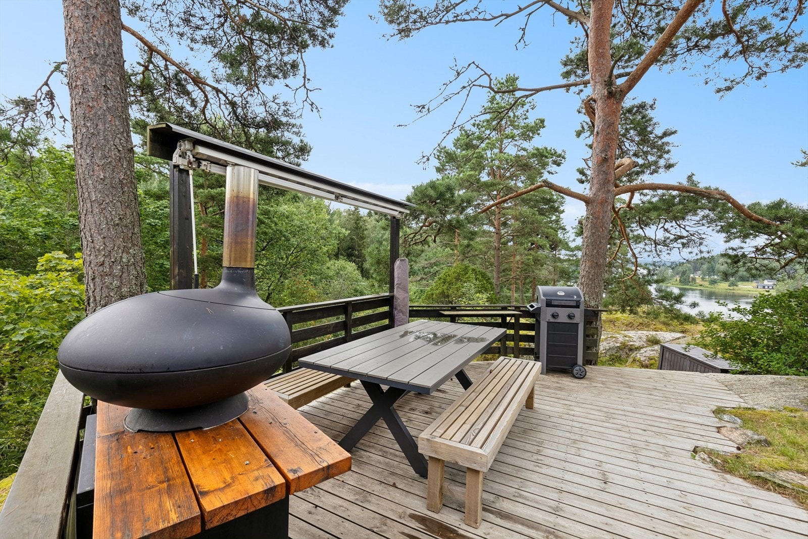 Utenfor er det store terrasseplattinger hvor man kan nyte solen og underholde familie og venner. Galleribilde