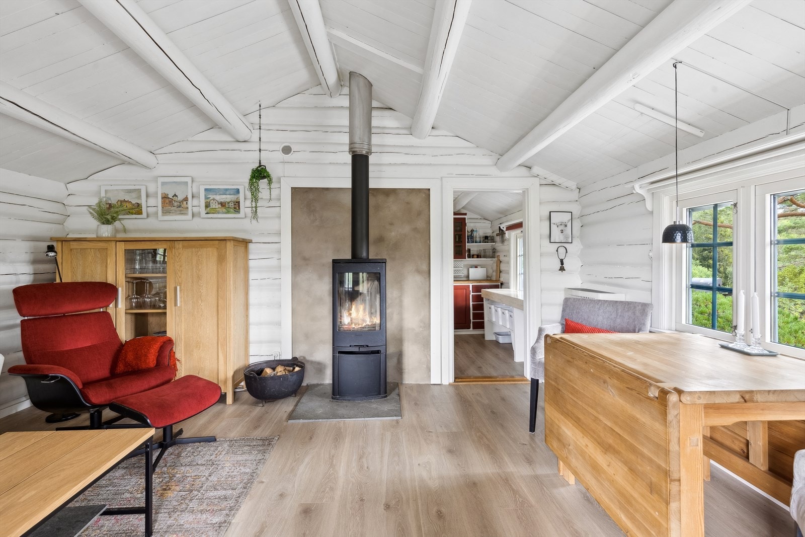 Lys og luftig stue med vedovn som gir en lun og effektiv oppvarming. Galleribilde