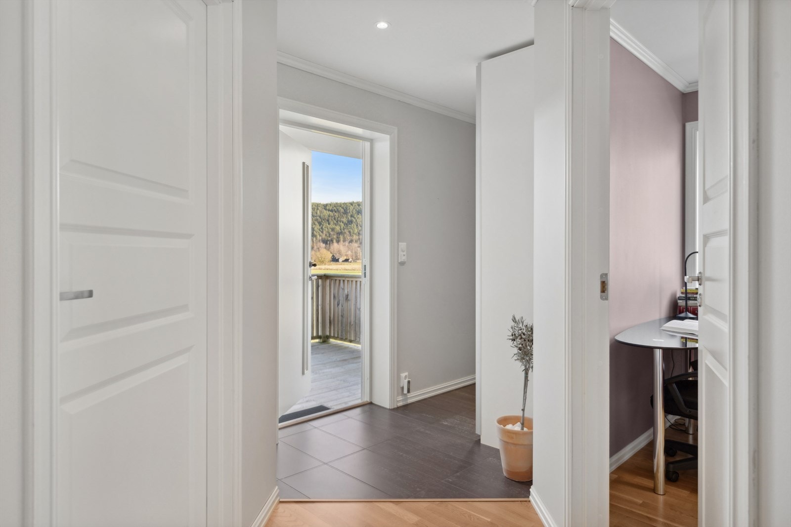 Entrè med flis på gulv og varmekabler. Skyvedørs garderobeskap medfølger i entrèen. Galleribilde