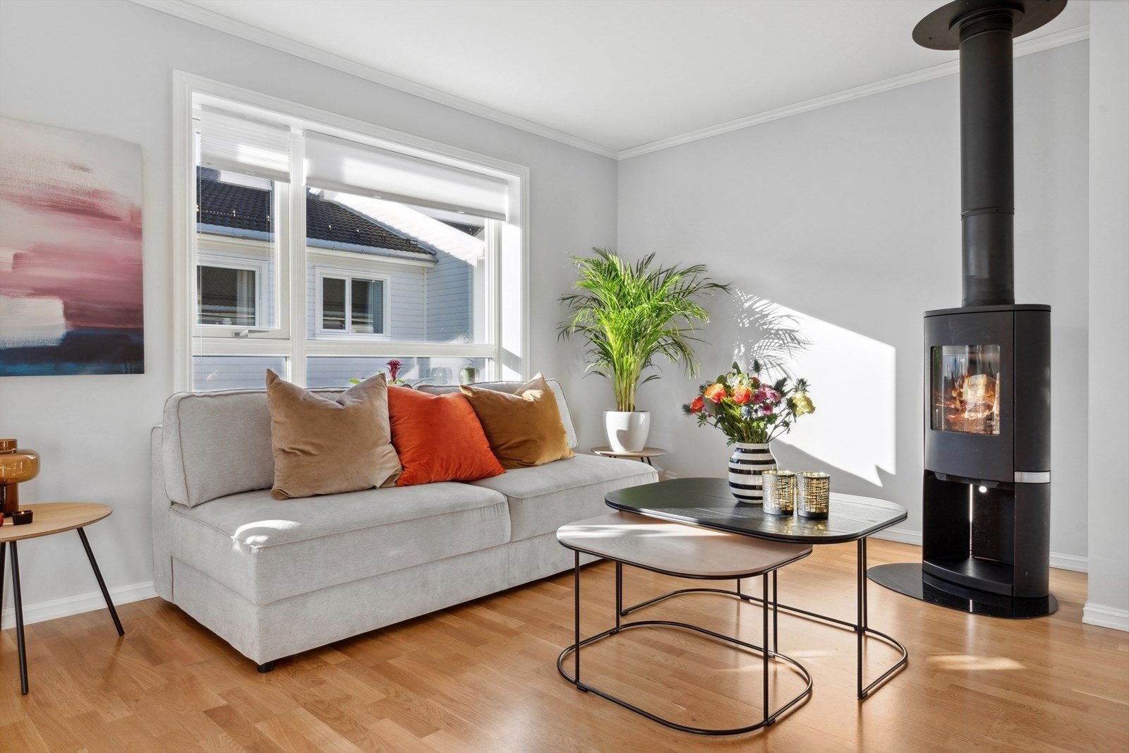 Leiligheten varmes enkelt opp med effektiv peisovn. Galleribilde