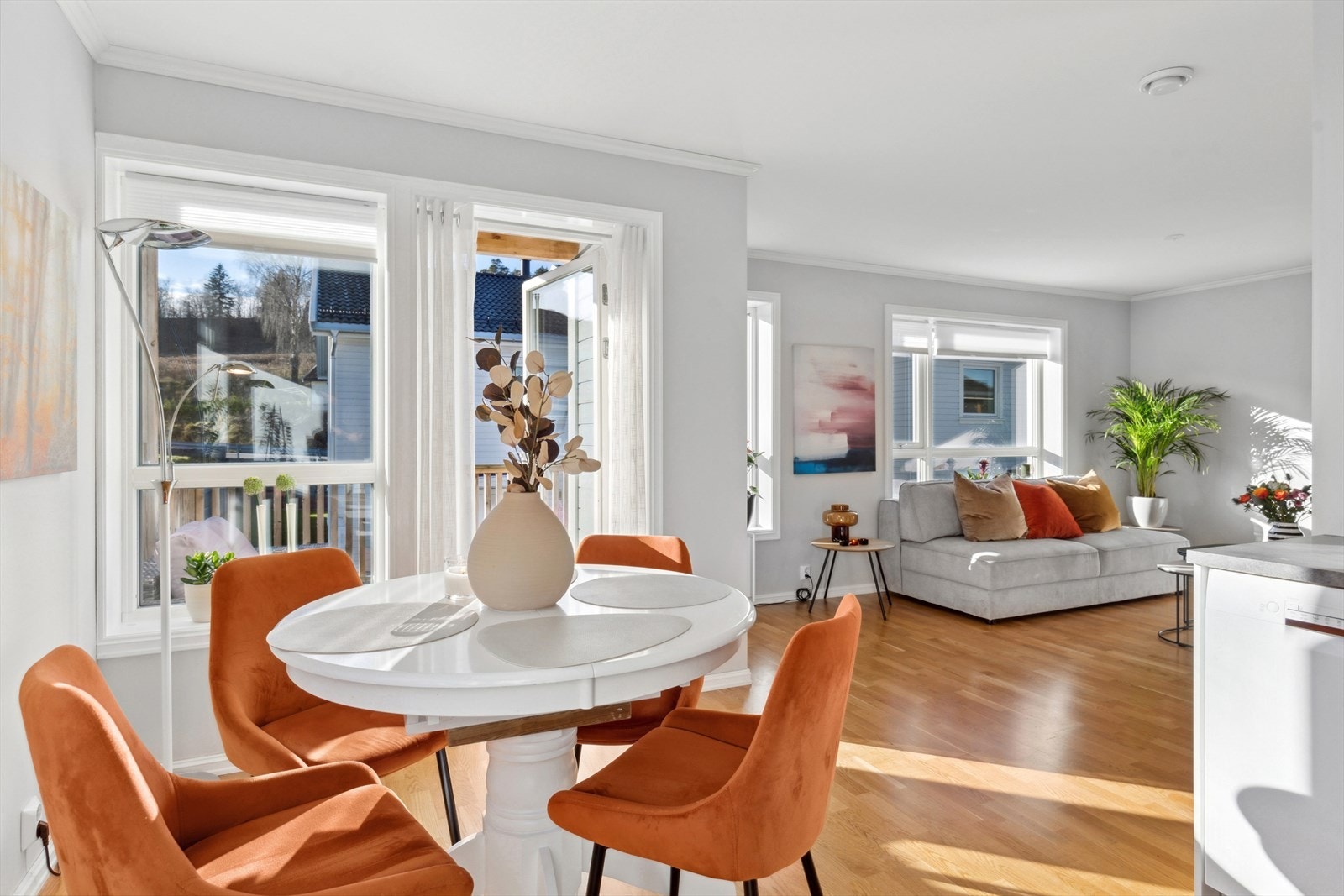 Åpen kjøkkenløsning gir god spiseplass.
Utgang til solrik veranda på ca. 10 kvm fra kjøkkenet. Galleribilde