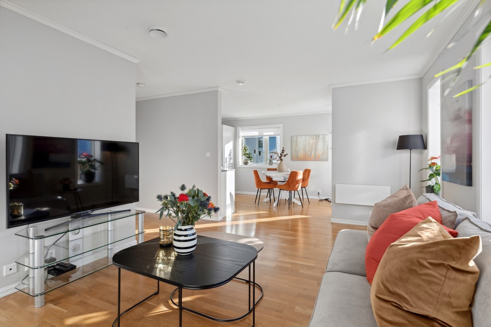 Lys og pen stue med parkettgulv, slette vegger og slette himlinger Galleribilde