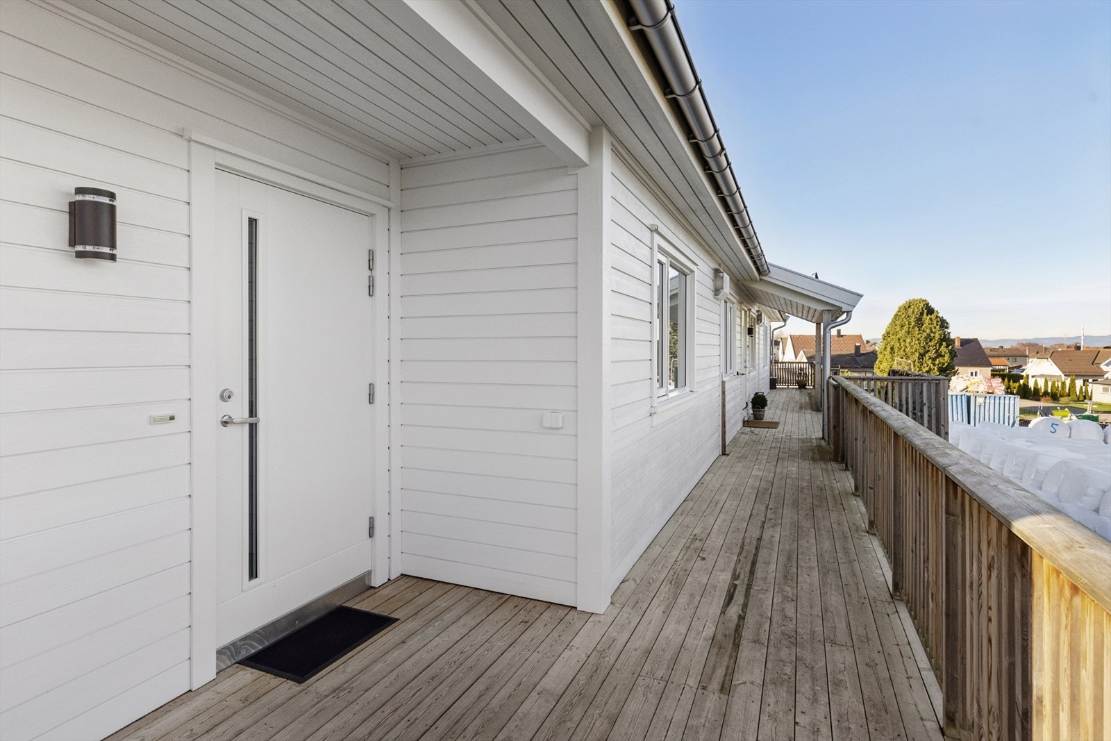 Veranda mot øst ved inngangspartiet på ca. 15 kvm. Galleribilde