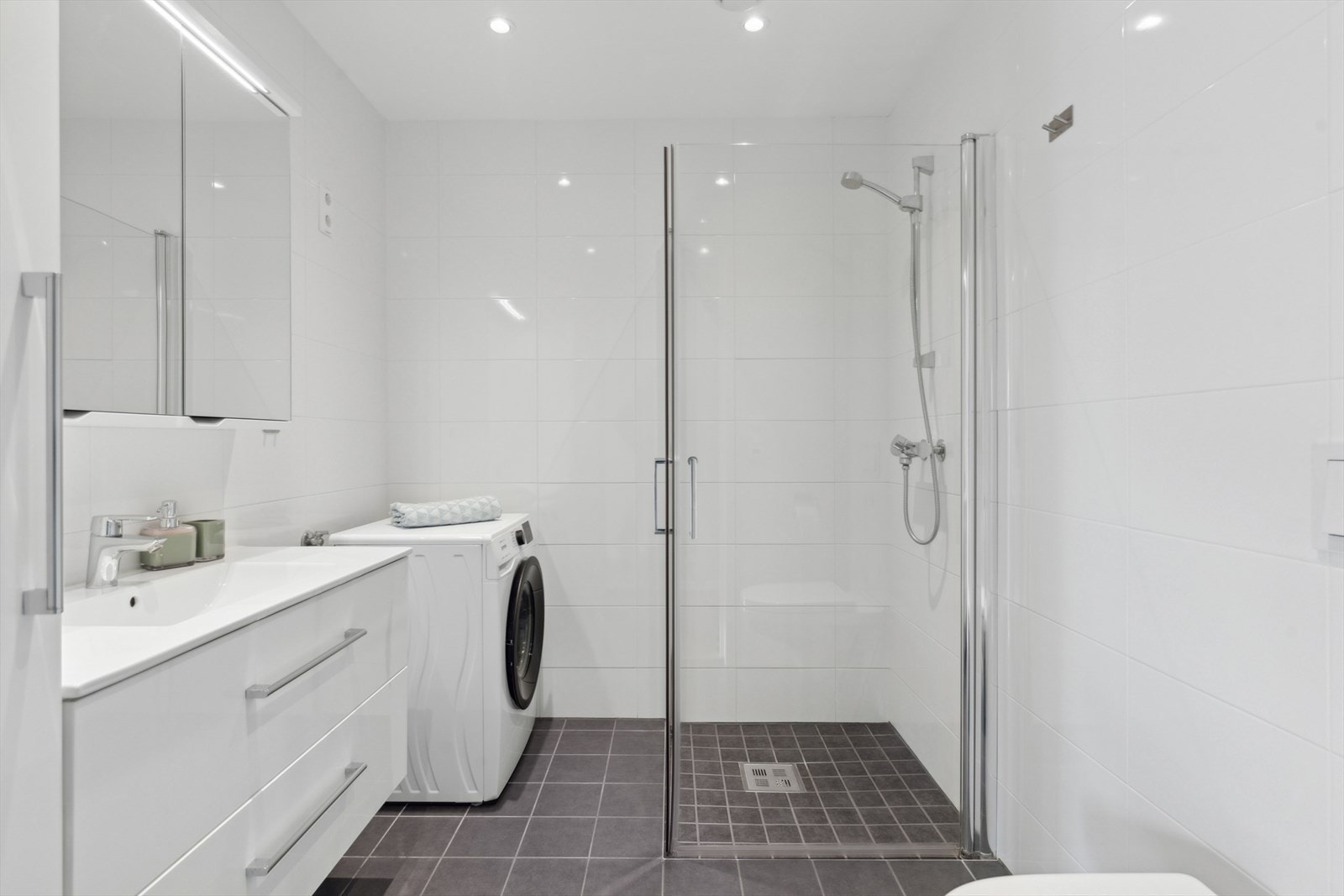 Flislagt bad med varmekabler.
Downlights i himling. Galleribilde