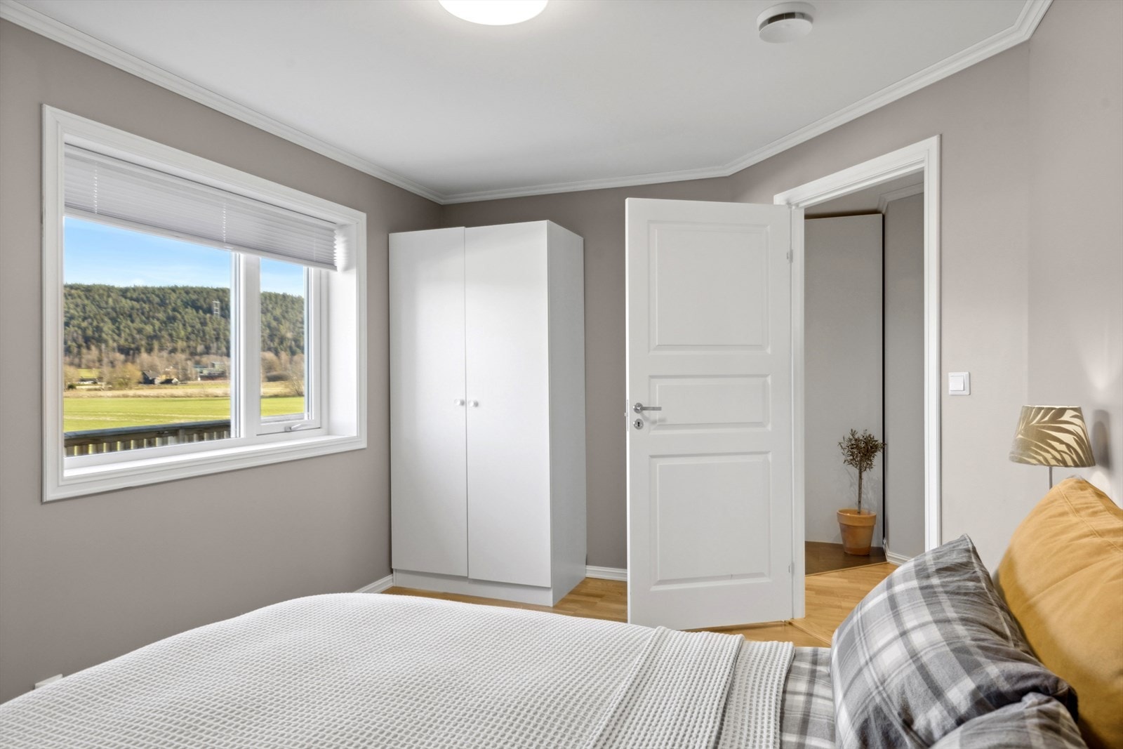 Hovedsoverom med medfølgende garderobeskap. Galleribilde