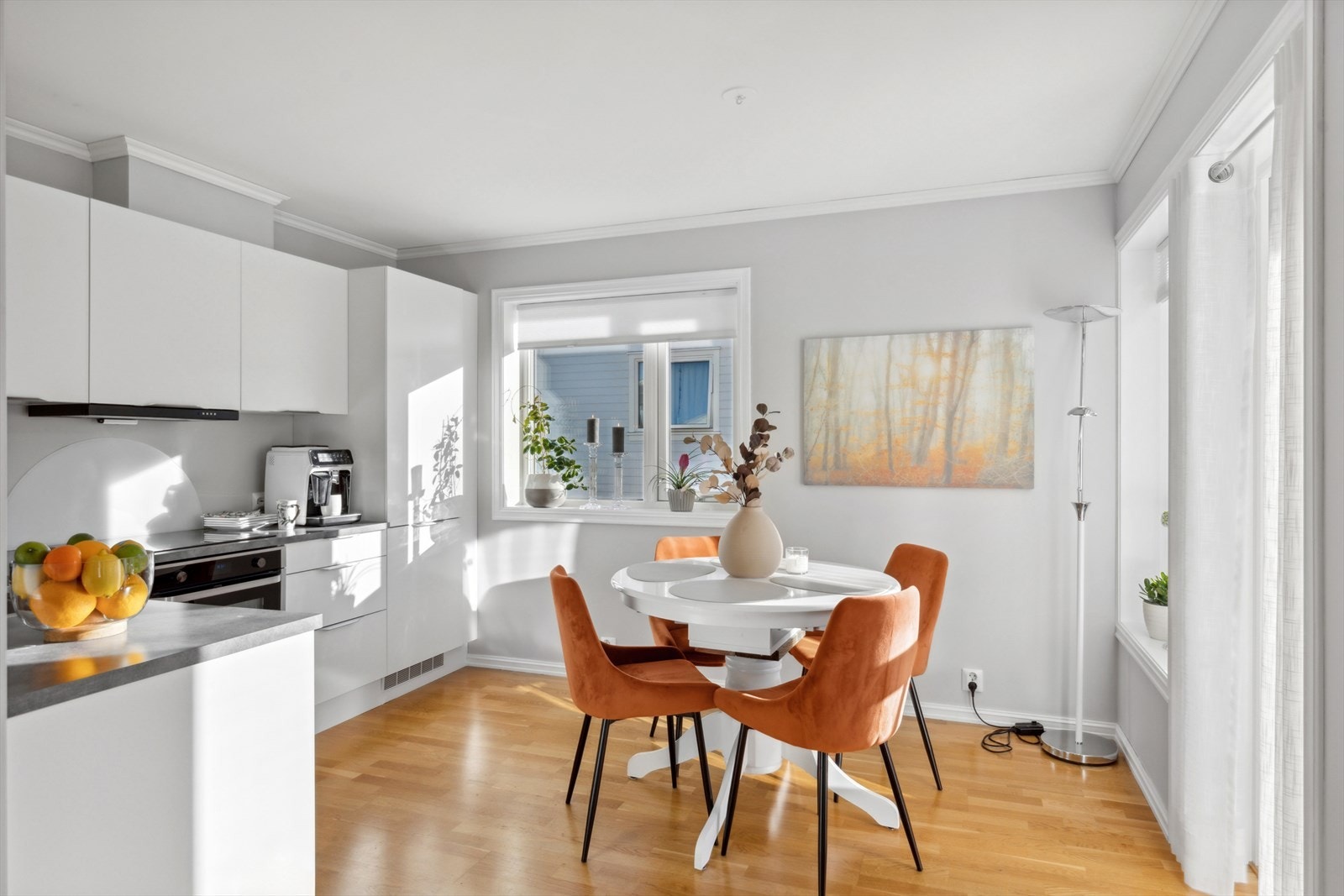 Hvitevarene medfølger.
Oppvaskmaskin og ventilator er fra 2024. Galleribilde