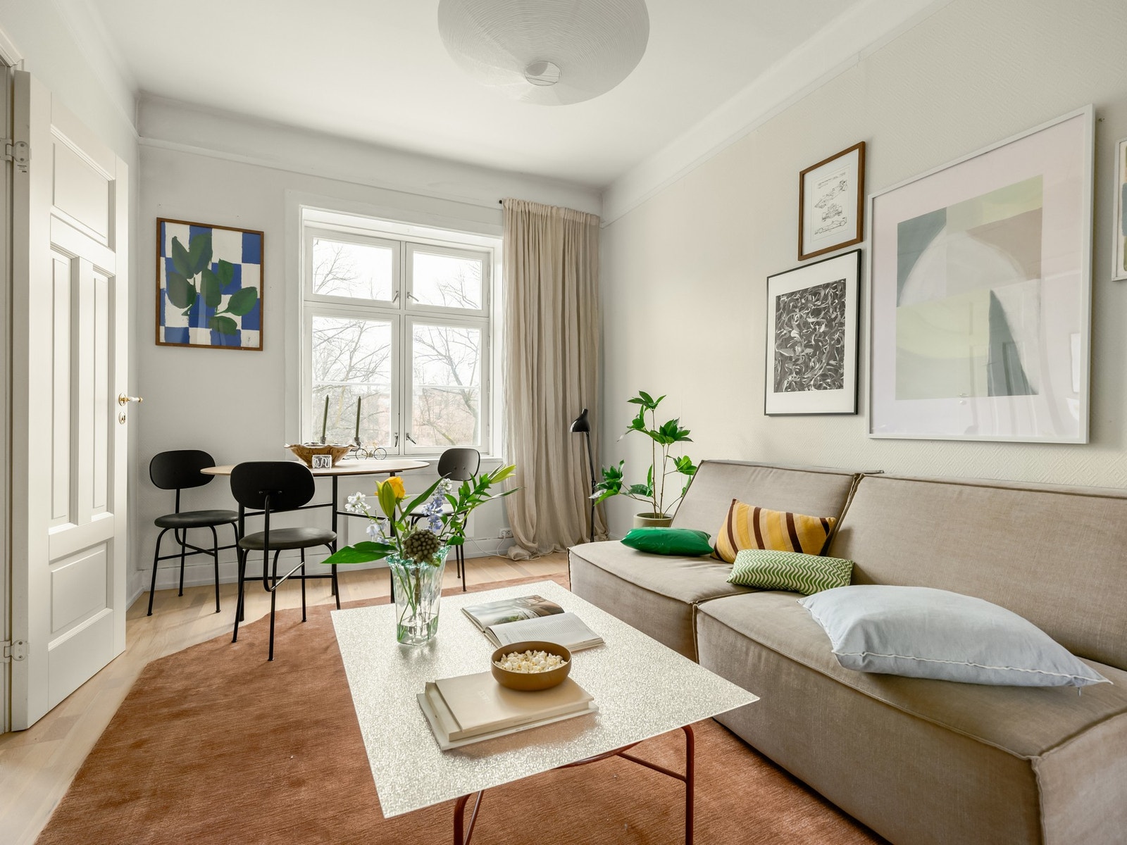 Dette er et lyst og deilig rom, med flott utsikt mot parken. Galleribilde